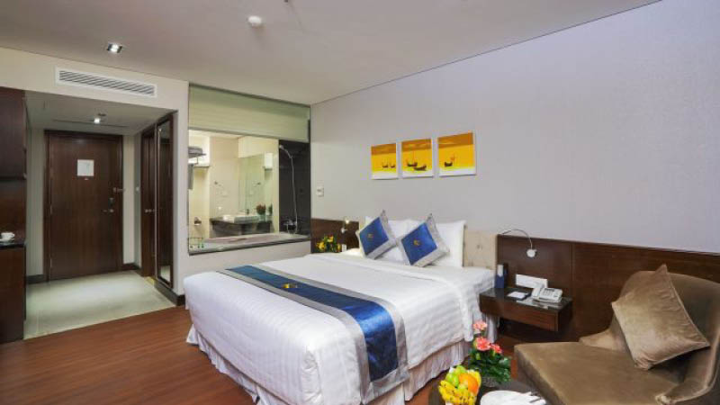 Bred dubbelsng med badrum p 4-stjrniga Central Palace Hotel i centrala Ho Chi Minh, Vietnam.